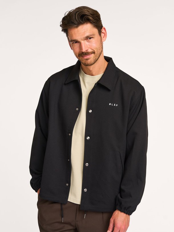 Ontdek de Coach geweven logo jack van OLAF in de kleur zwart bij Orangebag. Op werkdagen voor 21:45 besteld, morgen in huis.