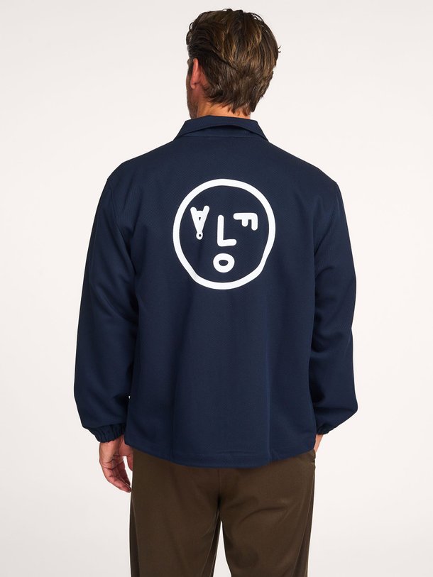 Ontdek de Coach geweven logo jack van OLAF in de kleur donkerblauw bij Orangebag. Op werkdagen voor 21:45 besteld, morgen in huis.