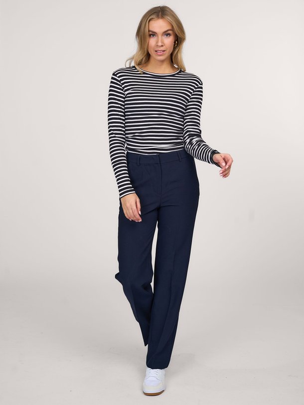 Ontdek de Tuba organic cotton gestreepte longsleeve van Mads Norgaard in de kleur zwart bij Orangebag. Op werkdagen voor 21:45 besteld, morgen in huis.