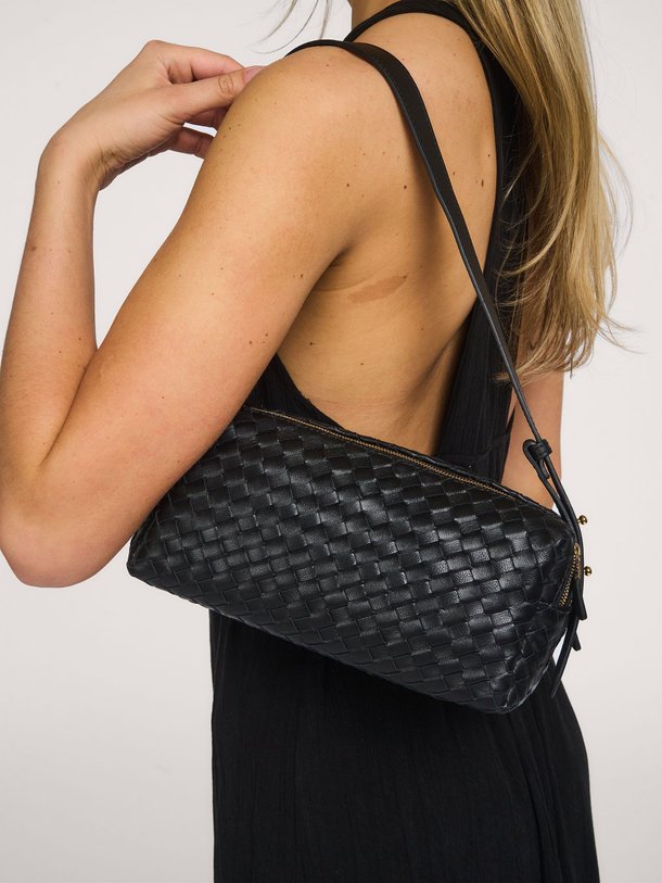 Ontdek de Lederen schoudertas van Elleme in de kleur Zwart bij Orangebag. Op werkdagen voor 21:45 besteld, morgen in huis.