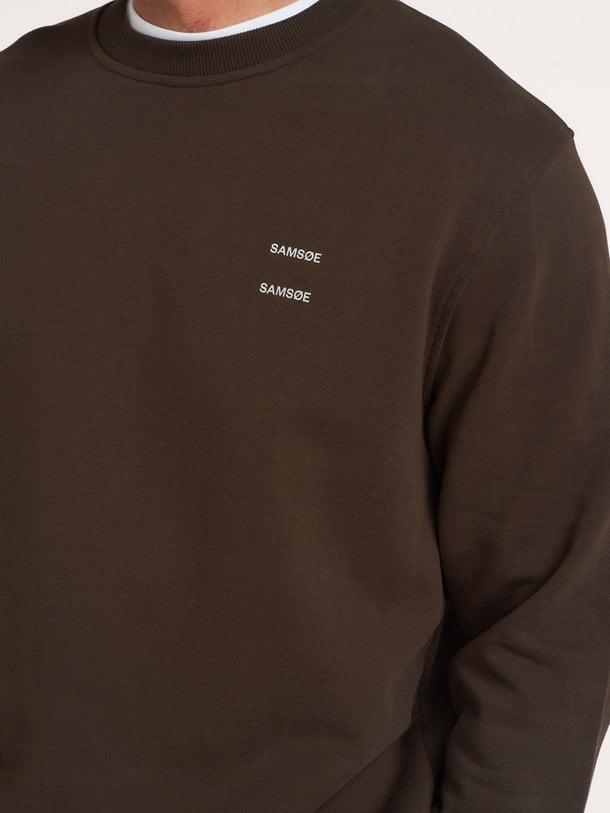 Ontdek de JOEL CREW NECK 11414 van Samsoe Samsoe bij Orangebag. Op werkdagen voor 21:45 besteld, morgen in huis.