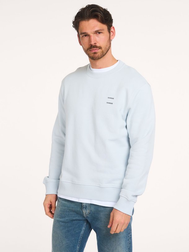 Ontdek de Joel organic cotton logo sweater van Samsoe Samsoe in de kleur Grijsblauw bij Orangebag. Op werkdagen voor 21:45 besteld, morgen in huis.