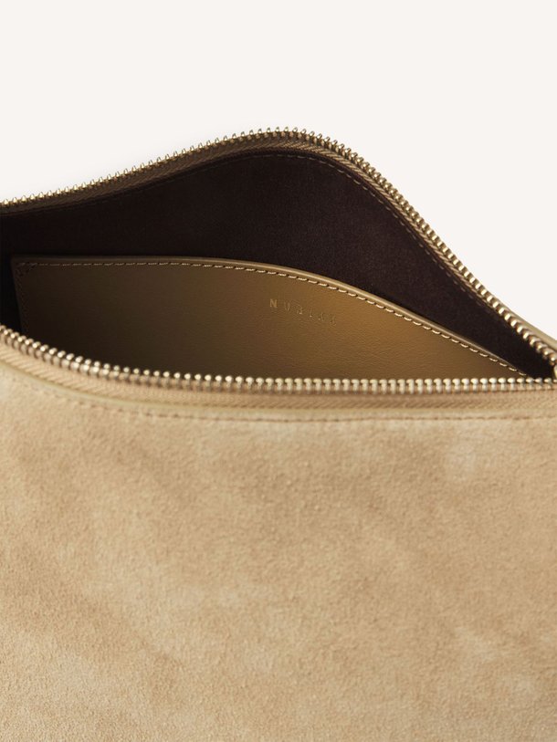 Ontdek de Bibi suède schouder-/handtas van Nubikk in de kleur Cognac bij Orangebag. Op werkdagen voor 21:45 besteld, morgen in huis.