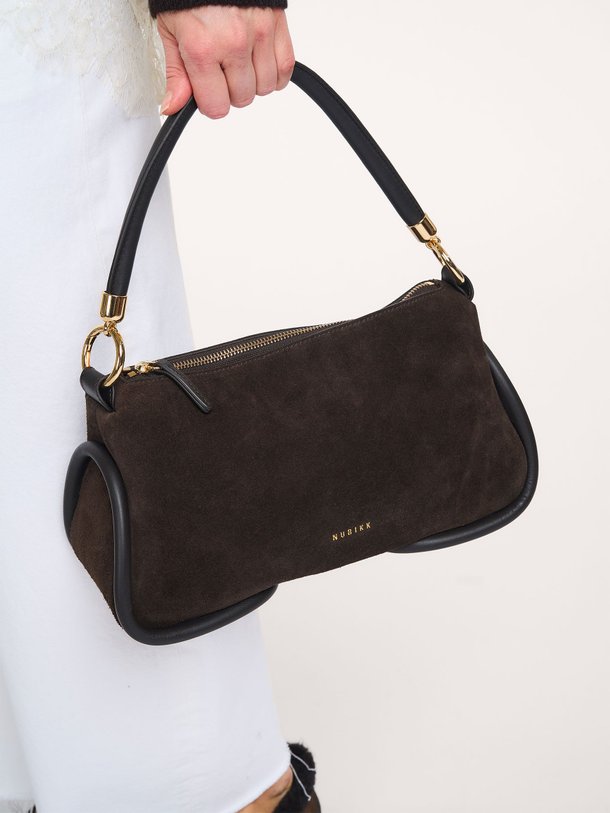 Ontdek de Bibi suède schouder-/handtas van Nubikk in de kleur Donkerbruin bij Orangebag. Op werkdagen voor 21:45 besteld, morgen in huis.
