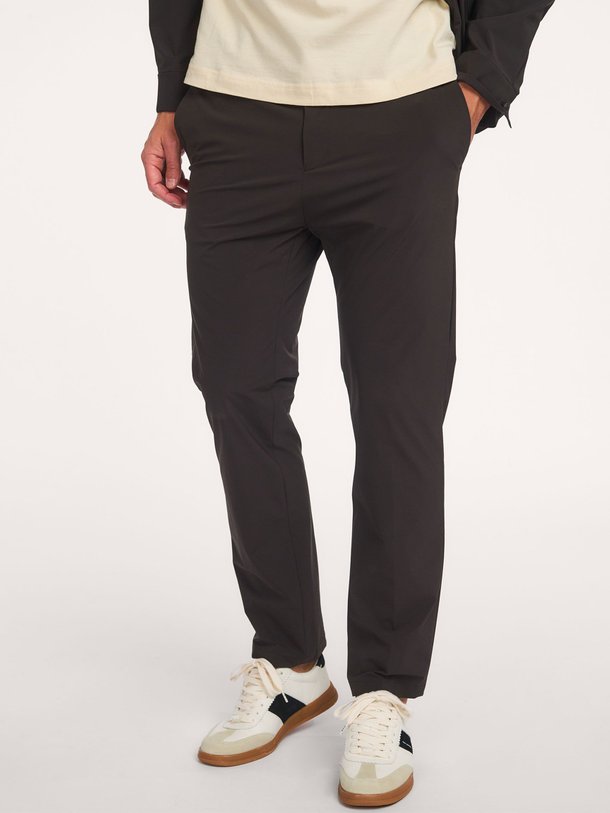 Ontdek de Garona jersey broek van Drykorn in de kleur Donkerbruin bij Orangebag. Op werkdagen voor 21:45 besteld, morgen in huis.