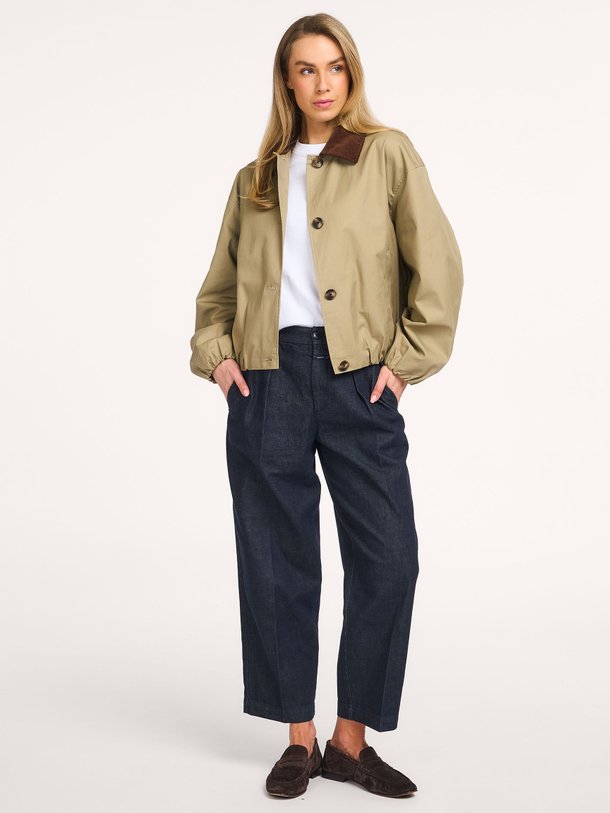 Ontdek de Camila katoenen jack van Studio AR in de kleur Olijfgroen bij Orangebag. Op werkdagen voor 21:45 besteld, morgen in huis.