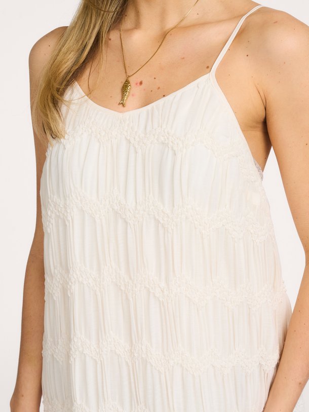 Ontdek de Jerry geweven maxi jurk van Co'Couture in de kleur Off-white bij Orangebag. Op werkdagen voor 21:45 besteld, morgen in huis.
