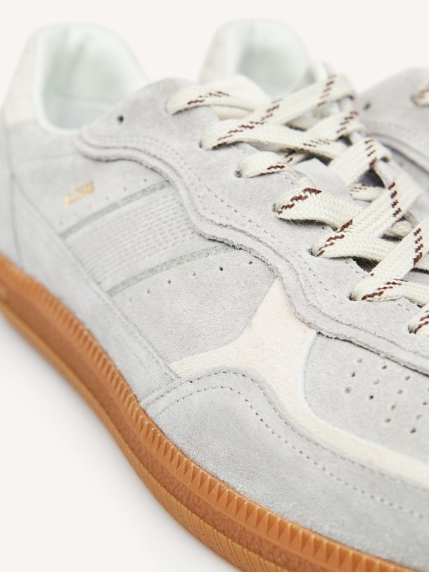Ontdek de Tb.490 suède sneakers van Alohas in de kleur Lichtgrijs bij Orangebag. Op werkdagen voor 21:45 besteld, morgen in huis.