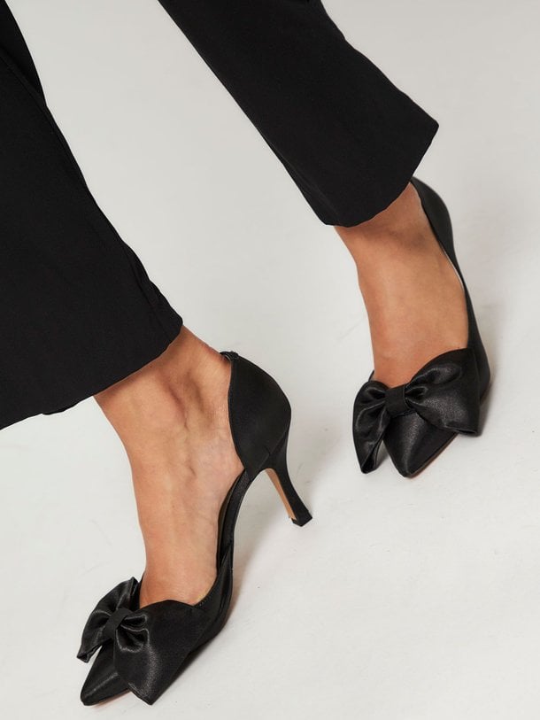 Ontdek de Houston lederen glanzende pumps met strik van Silver Grace in de kleur zwart bij Orangebag. Op werkdagen voor 21:45 besteld, morgen in huis.