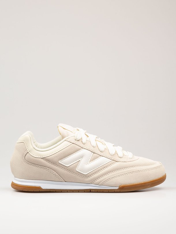 Ontdek de URC42 suède sneakers van New Balance in de kleur ecru bij Orangebag. Op werkdagen voor 21:45 besteld, morgen in huis.