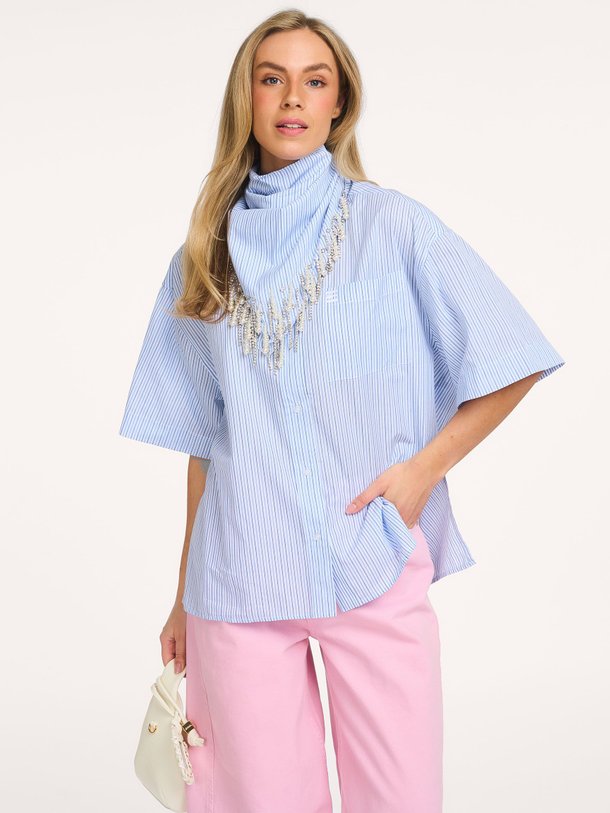 Ontdek de Jasleen katoen gestreepte blouse met sjaal van Essentiel Antwerp in de kleur Blauw bij Orangebag. Op werkdagen voor 21:45 besteld, morgen in huis.