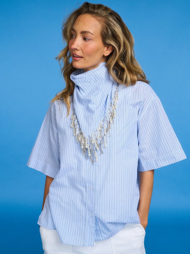 Ontdek de Jasleen katoen gestreepte blouse met sjaal van Essentiel Antwerp in de kleur Blauw bij Orangebag. Op werkdagen voor 21:45 besteld, morgen in huis.