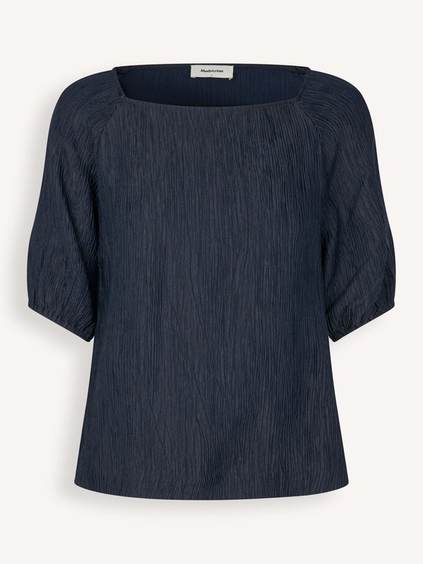 Ontdek de Micah viscosemix top met structuur van Modstrom in de kleur donkerblauw bij Orangebag. Op werkdagen voor 21:45 besteld, morgen in huis.