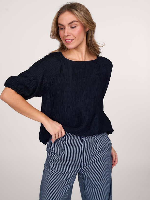 Ontdek de Micah viscosemix top met structuur van Modstrom in de kleur donkerblauw bij Orangebag. Op werkdagen voor 21:45 besteld, morgen in huis.