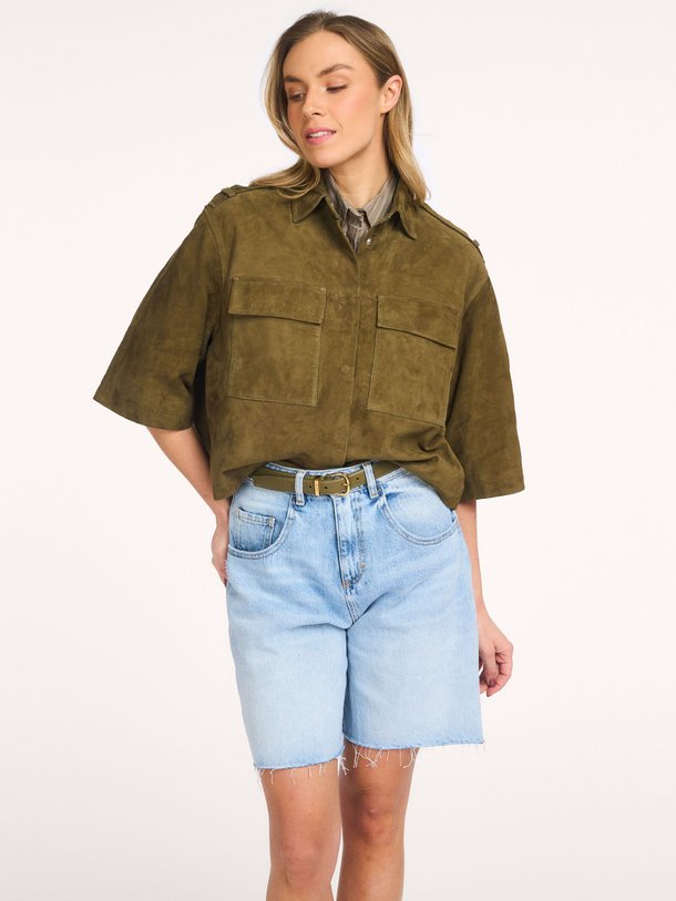 Ontdek de Nala suède blouse van Alter Ego in de kleur Kaki bij Orangebag. Op werkdagen voor 21:45 besteld, morgen in huis.