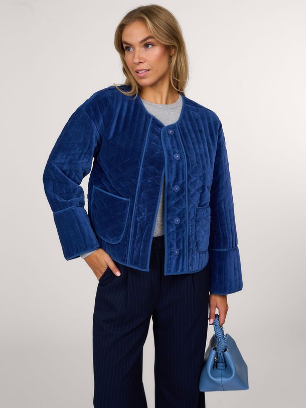 Ontdek de Ananda katoenen velours jasje van Lollys Laundry in de kleur blauw bij Orangebag. Op werkdagen voor 21:45 besteld, morgen in huis.