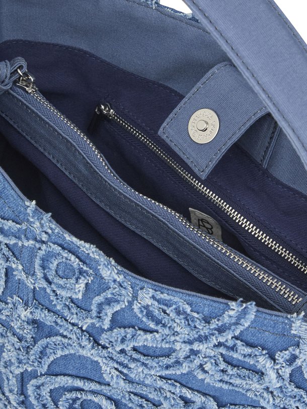 Ontdek de Flowa denim schouder-/handtas van Becksondergaard in de kleur Blauw bij Orangebag. Op werkdagen voor 21:45 besteld, morgen in huis.