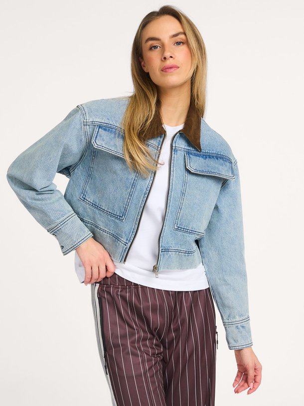 Ontdek de Meliza denim cropped jack van Haute L'Amitié in de kleur Blauw bij Orangebag. Op werkdagen voor 21:45 besteld, morgen in huis.