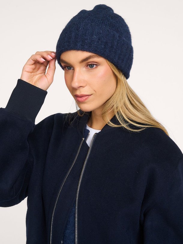 Ontdek de Sajeanne alpacamix beanie van Samsoe Samsoe in de kleur Donkerblauw bij Orangebag. Op werkdagen voor 21:45 besteld, morgen in huis.