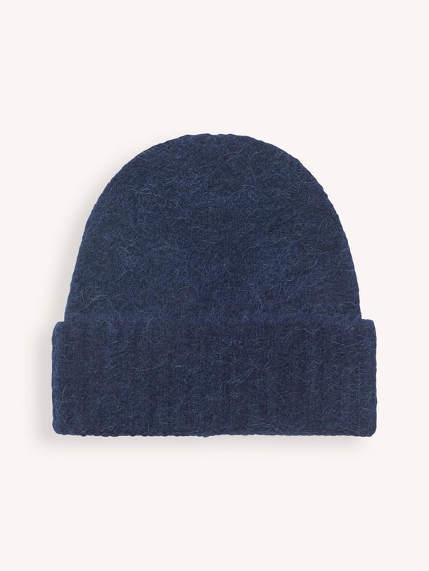 Ontdek de Sajeanne alpacamix beanie van Samsoe Samsoe in de kleur Donkerblauw bij Orangebag. Op werkdagen voor 21:45 besteld, morgen in huis.