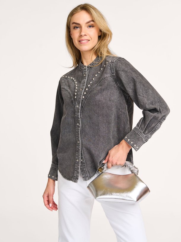 Ontdek de Lamber denim blouse met studs van Suncoo in de kleur grijs bij Orangebag. Op werkdagen voor 21:45 besteld, morgen in huis.