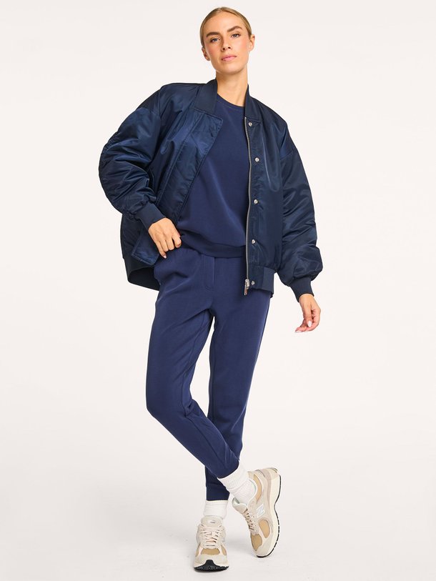 Ontdek de Helga gewatteerd reversible bomberjack van My Essential Wardrobe in de kleur donkerblauw bij Orangebag. Op werkdagen voor 21:45 besteld, morgen in huis.