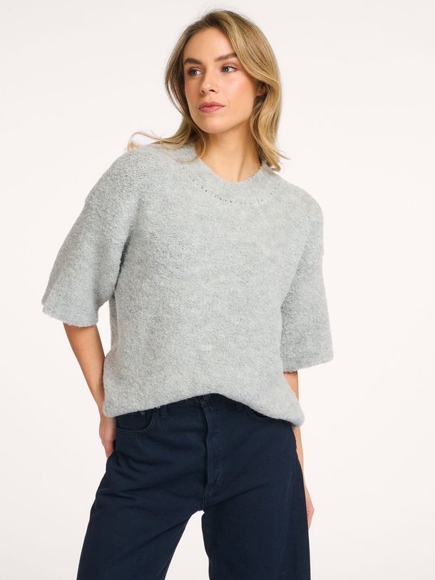 Ontdek de Zolly wolmix gemêleerde trui van American Vintage in de kleur Grijs bij Orangebag. Op werkdagen voor 21:45 besteld, morgen in huis.