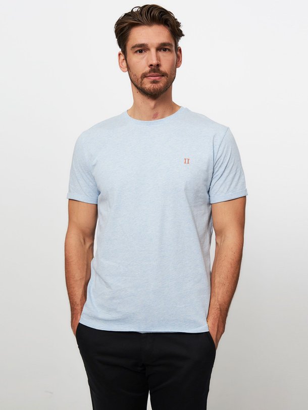 Ontdek de Norregaard katoenen gemêleerd T-shirt van Les Deux in de kleur lichtblauw bij Orangebag. Op werkdagen voor 21:45 besteld, morgen in huis.