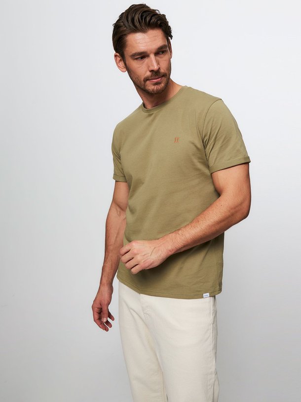 Ontdek de Nørregaard katoenen T-shirt van Les Deux in de kleur groen bij Orangebag. Op werkdagen voor 21:45 besteld, morgen in huis.