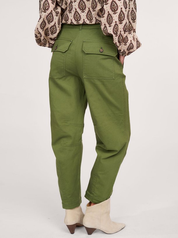 Ontdek de Katoenmix broek van Summum in de kleur mosgroen bij Orangebag. Op werkdagen voor 21:45 besteld, morgen in huis.