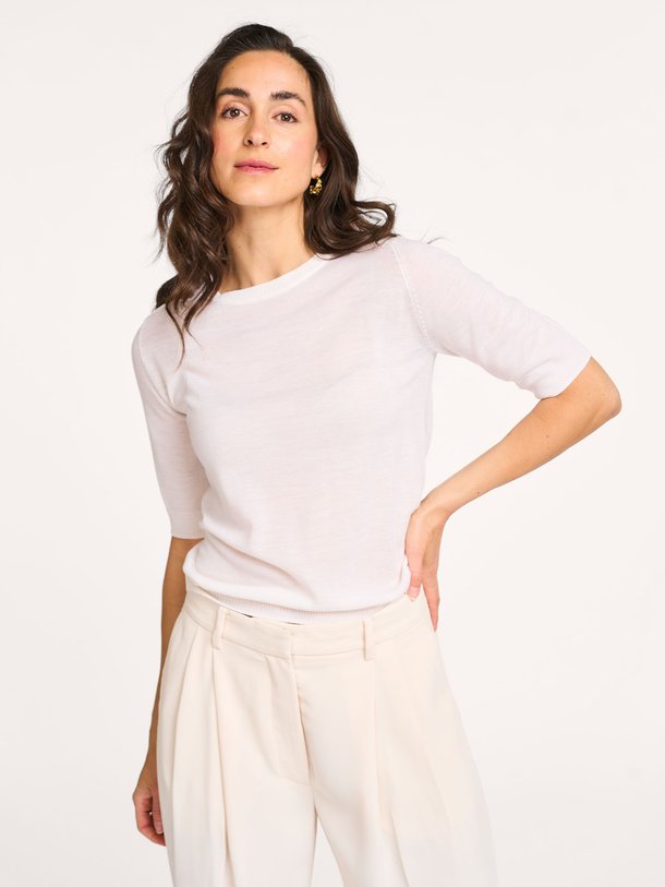 Ontdek de Carolina merino wollen top van DAY Birger et Mikkelsen in de kleur off-white bij Orangebag. Op werkdagen voor 21:45 besteld, morgen in huis.