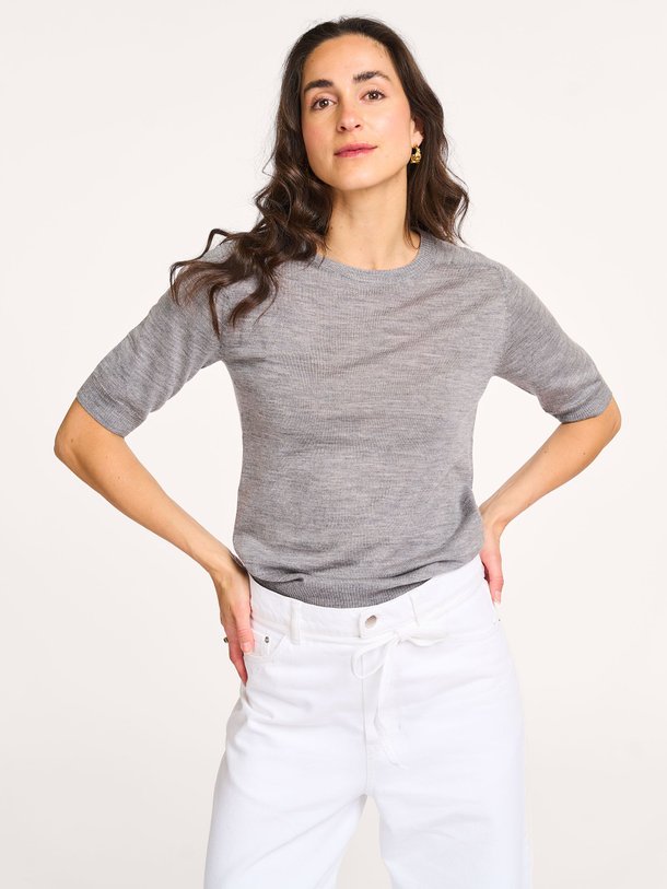 Ontdek de Carolina merino wollen gemêleerde top van DAY Birger et Mikkelsen in de kleur grijs bij Orangebag. Op werkdagen voor 21:45 besteld, morgen in huis.