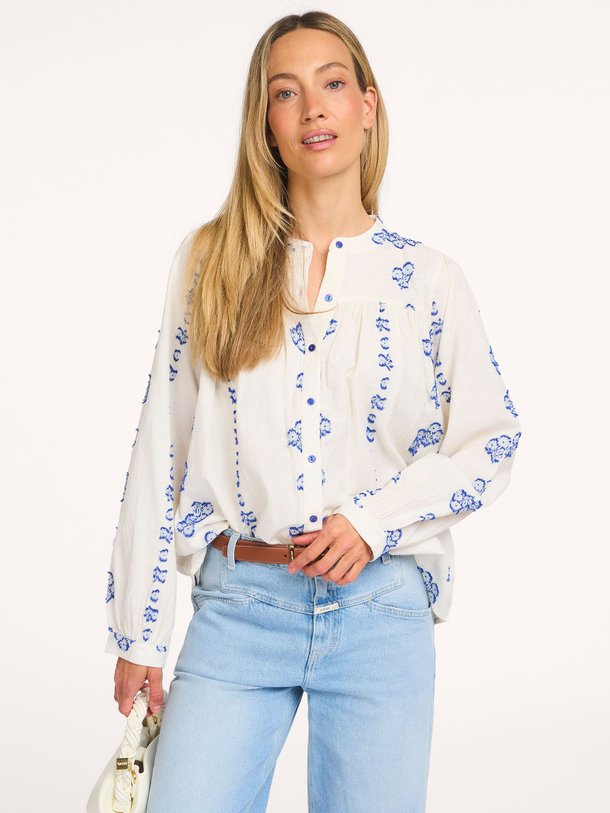 Ontdek de Nicky katoenen blouse met borduursel van Lollys Laundry in de kleur Crème bij Orangebag. Op werkdagen voor 21:45 besteld, morgen in huis.