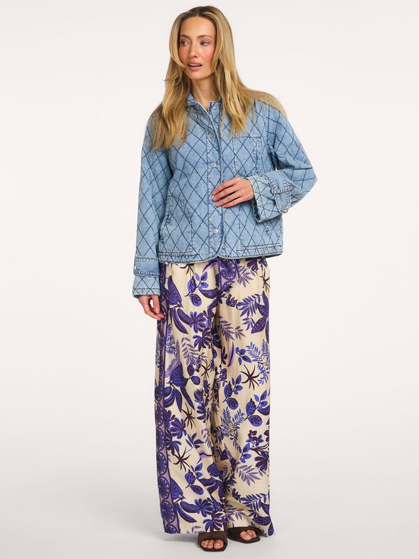 Ontdek de Viola katoenmix doorgestikte jack van Lollys Laundry in de kleur Blauw bij Orangebag. Op werkdagen voor 21:45 besteld, morgen in huis.