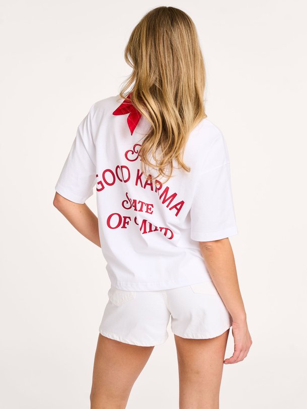 Ontdek de Vera katoenen T-shirt met print van Sofie Schnoor in de kleur wit bij Orangebag. Op werkdagen voor 21:45 besteld, morgen in huis.