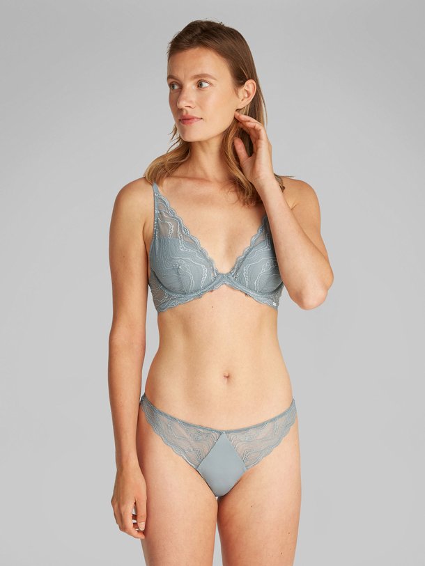 Ontdek de Jersey string met kant van Calvin Klein in de kleur blauwgrijs bij Orangebag. Op werkdagen voor 21:45 besteld, morgen in huis.