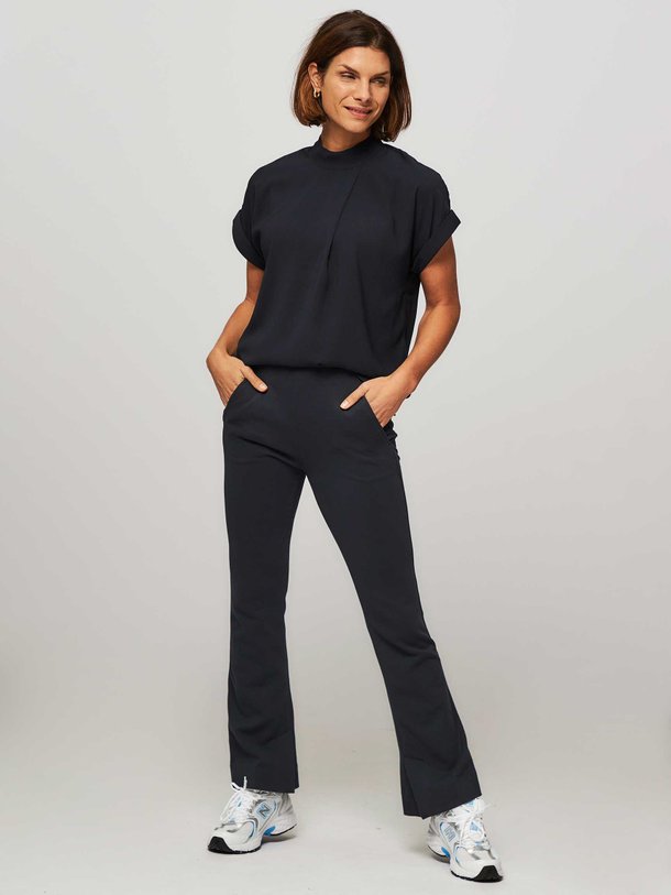 Ontdek de Lowie katoenmix flared fit broek van By-Bar in de kleur donkerblauw bij Orangebag. Op werkdagen voor 21:45 besteld, morgen in huis.