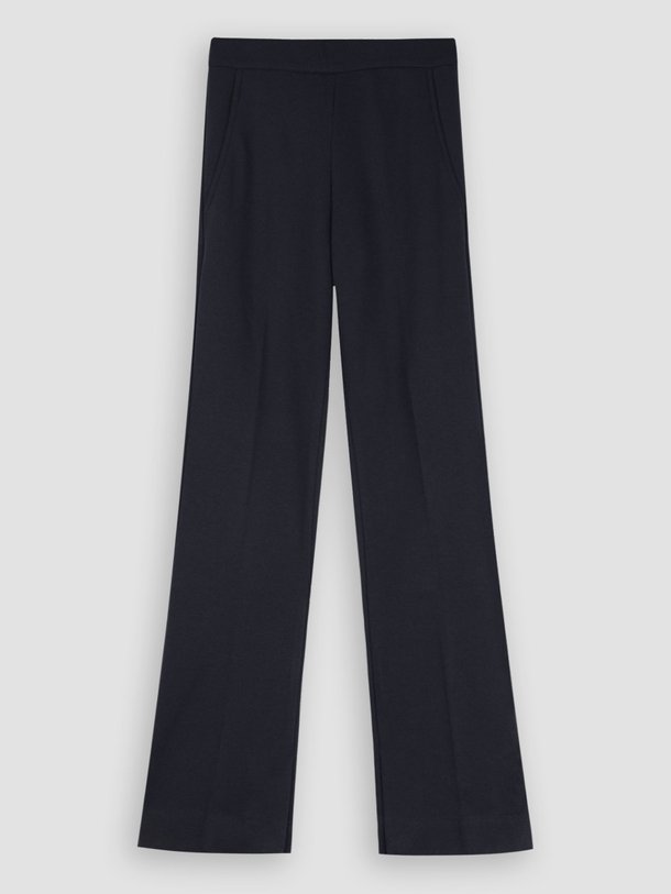 Ontdek de Lowie katoenmix flared fit broek van By-Bar in de kleur donkerblauw bij Orangebag. Op werkdagen voor 21:45 besteld, morgen in huis.