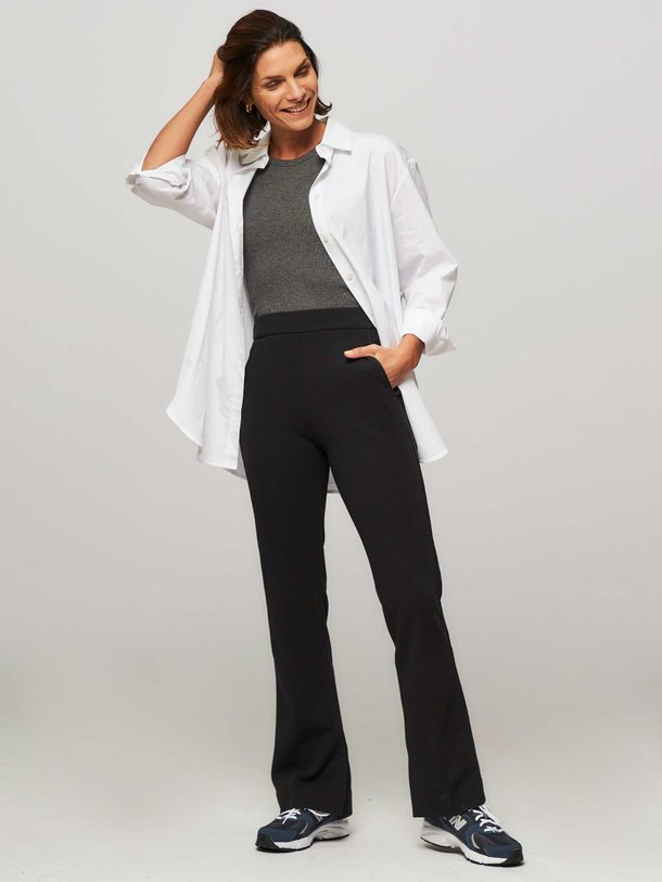 Ontdek de Lowie katoenmix jersey flared broek van By-Bar in de kleur zwart bij Orangebag. Op werkdagen voor 21:45 besteld, morgen in huis.