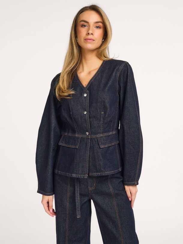 Ontdek de Evette denim jasje van Karen By Simonsen in de kleur Donkerblauw bij Orangebag. Op werkdagen voor 21:45 besteld, morgen in huis.