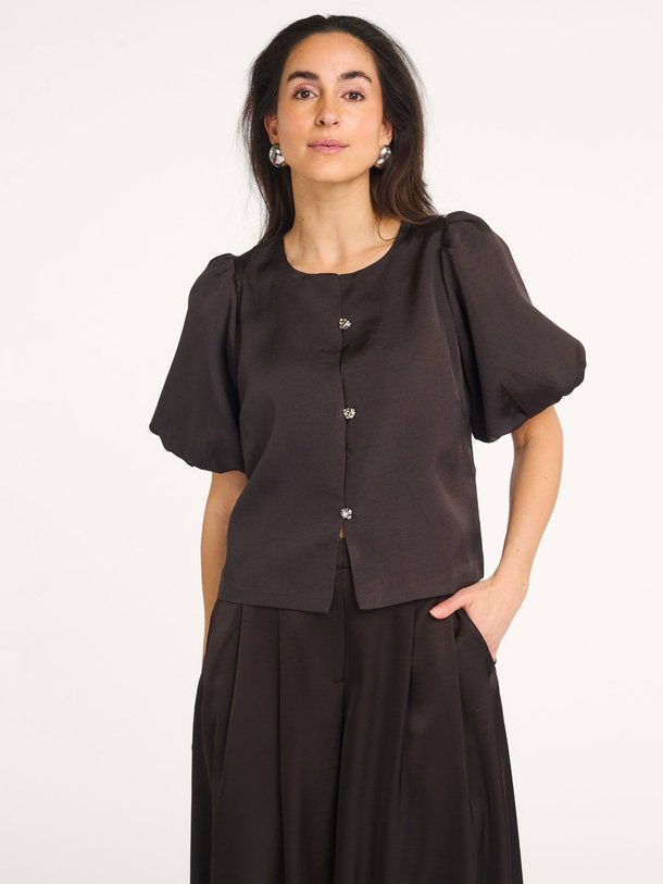 Ontdek de Aisa geweven satijnen blouse van Neo Noir in de kleur Donkerbruin bij Orangebag. Op werkdagen voor 21:45 besteld, morgen in huis.