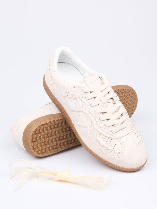 Ontdek de Tb.490 suède sneakers van Alohas in de kleur crème bij Orangebag. Op werkdagen voor 21:45 besteld, morgen in huis.