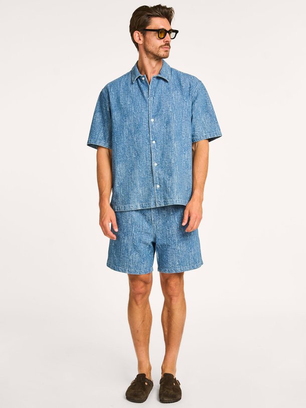 Ontdek de Saayo denim overhemd van Samsoe Samsoe in de kleur blauw bij Orangebag. Op werkdagen voor 21:45 besteld, morgen in huis.
