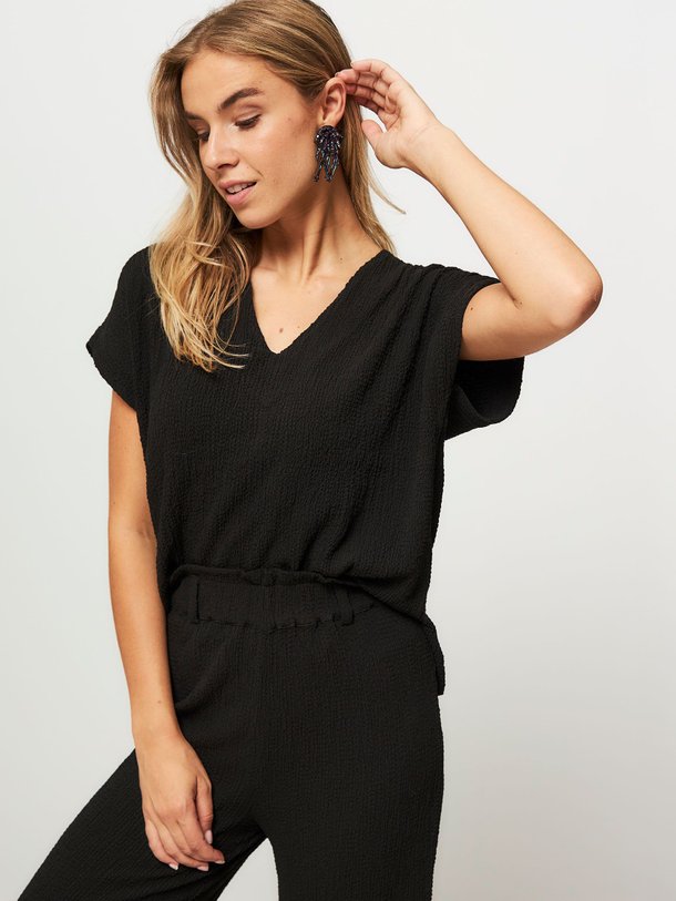 Ontdek de Muze viscosemix stretch top met structuur van Dante 6 in de kleur zwart bij Orangebag. Op werkdagen voor 21:45 besteld, morgen in huis.