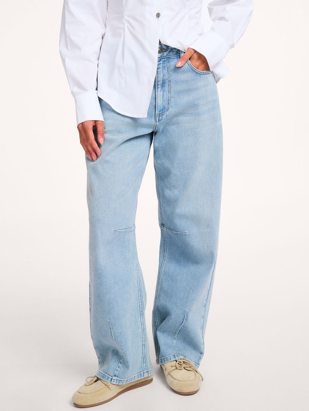 Ontdek de Unji mid waist barrel fit jeans van Modstrom in de kleur Blauw bij Orangebag. Op werkdagen voor 21:45 besteld, morgen in huis.