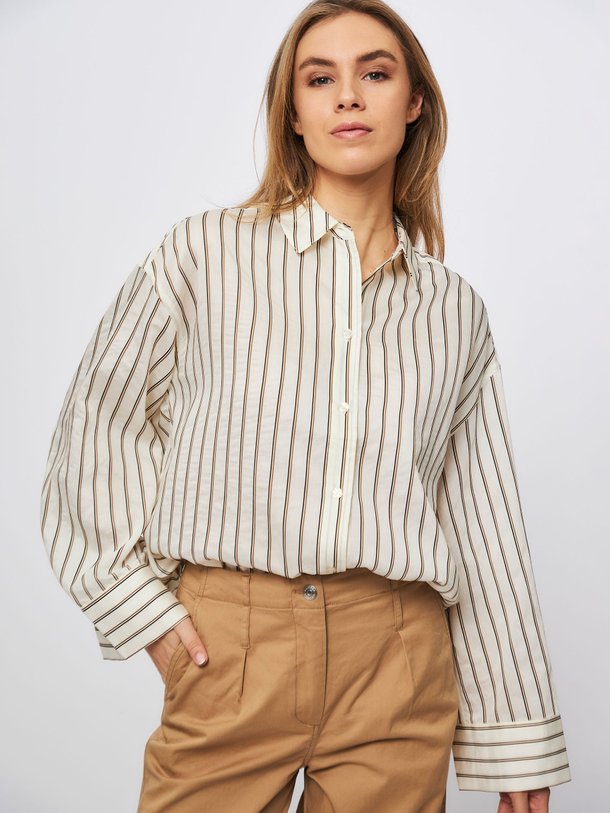 Ontdek de Marika viscosemix blouse met gestreept dessin van Samsoe Samsoe in de kleur ecru bij Orangebag. Op werkdagen voor 21:45 besteld, morgen in huis.