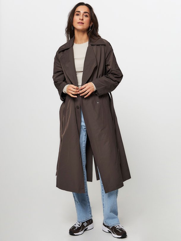 Ontdek de July katoenmix trenchcoat van Club L`avenir in de kleur bruingrijs bij Orangebag. Op werkdagen voor 21:45 besteld, morgen in huis.