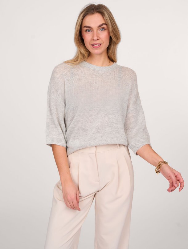 Ontdek de K198 Cashmere/zijdemix gemêleerde top van Majestic Filatures in de kleur grijs bij Orangebag. Op werkdagen voor 21:45 besteld, morgen in huis.