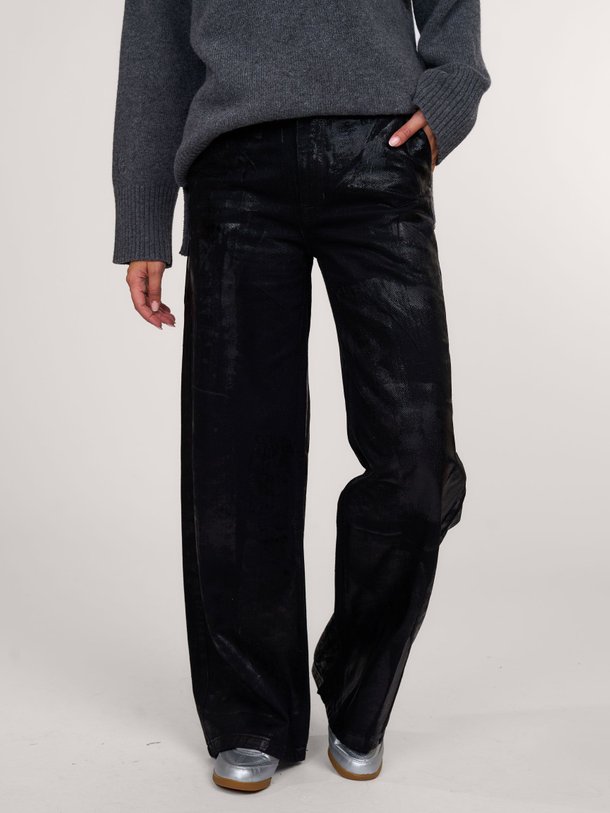 Ontdek de Tusa high waist wide leg coated jeans van My Essential Wardrobe in de kleur zwart bij Orangebag. Op werkdagen voor 21:45 besteld, morgen in huis.