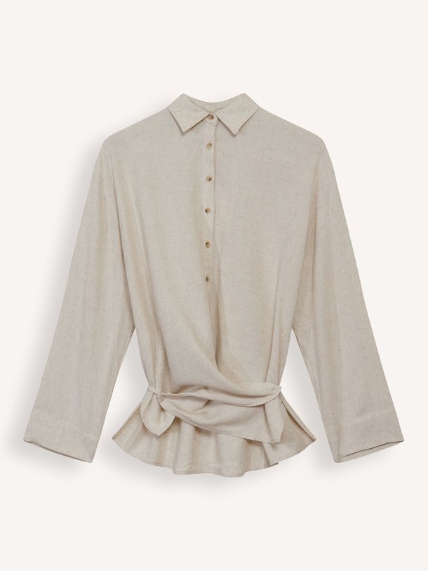 Ontdek de Cassia viscose/linnenmix blouse van Club L`avenir in de kleur zand bij Orangebag. Op werkdagen voor 21:45 besteld, morgen in huis.